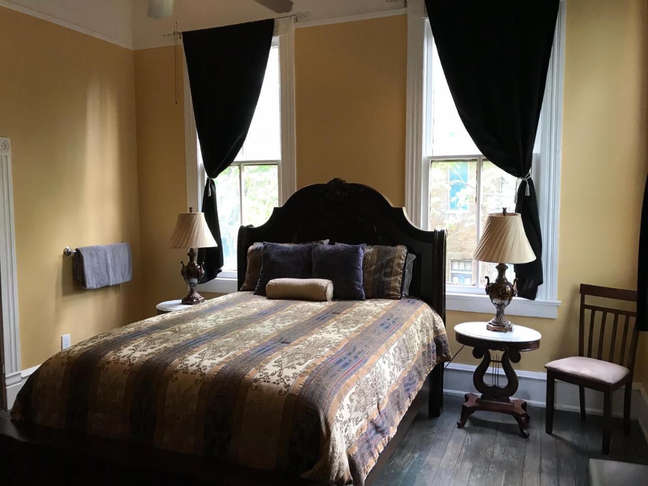 The Mardi Gras House Bed & Breakfast โมบิล ภายนอก รูปภาพ