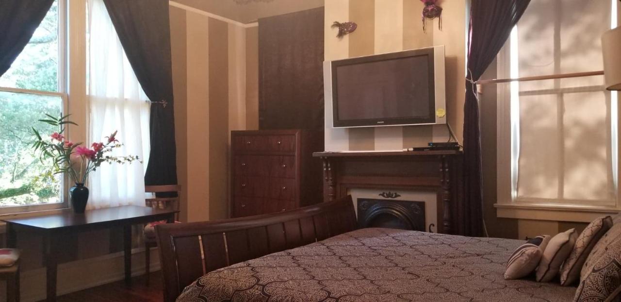 The Mardi Gras House Bed & Breakfast โมบิล ภายนอก รูปภาพ