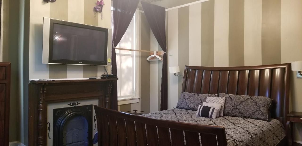 The Mardi Gras House Bed & Breakfast โมบิล ภายนอก รูปภาพ